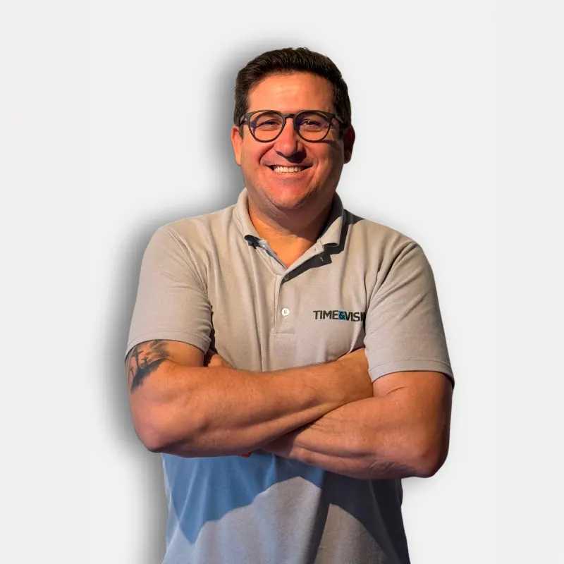 Nereu Costa Junior - Sócio Diretor Nereu Costa Junior, um dos idealizadores da Time&Vision Transportes, empresa sediada em Itajaí, Santa Catarina, especialista em Transporte Rodoviário, Transporte de Cargas Excedentes e Peação de Cargas.